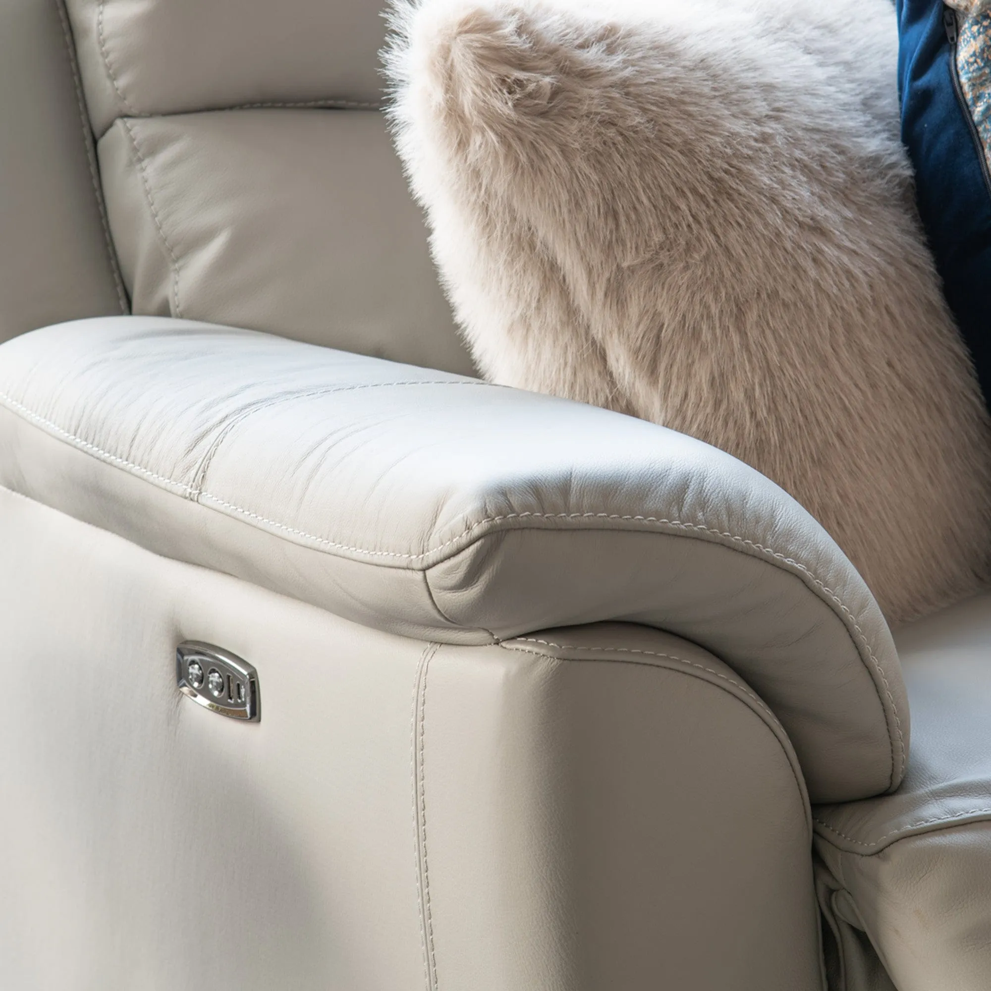 Columbia - 2.5 Seat Power Recliner Sofa With USB In Leather